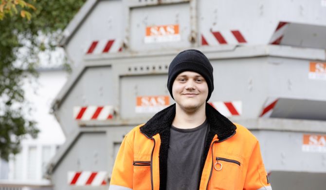 Justin Knop hat seine Prüfung zum Umwelttechnologen bestanden und wurde nun ins SAS-Team übernommen, Foto: maxpress/srk