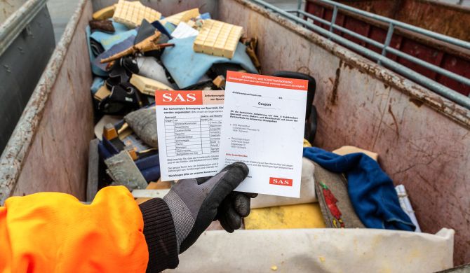 Mit einer Anforderungskarte teilen die Schweriner der SAS mit, ob sie die Selbstanlieferung oder die Abholung wünschen. Foto: Stephan-Rudolph Kramer