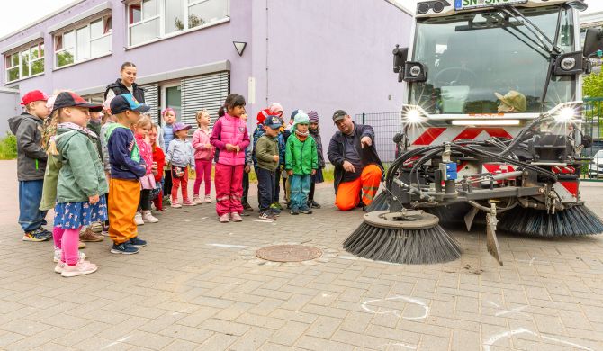 Marco Strack stellte seine Kehrmaschine zum ersten Mal in einer Kindertagesstätte vor
