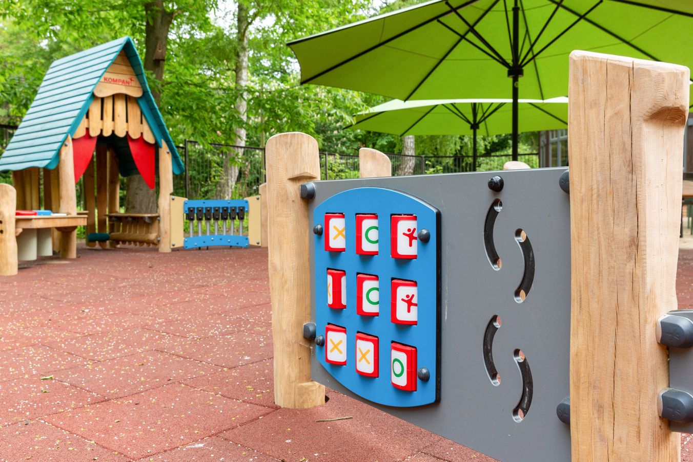 Markus Lange, SAS-Betriebsleiter und Cathleen Behling vom Projektmanagement der Dreescher Werkstätten auf dem neuen Spielplatz im Zoo