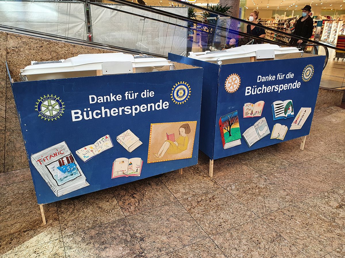 Gleich neben der Rolltreppe im Schweriner Schlossparkcenter konnten Besucher ihre Bücher für den Basar in die von der SAS zur Verfügung gestellten Behälter legen Foto: Rotary