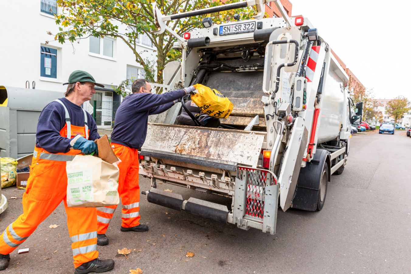 V.l.: Jens Becker und Andreas Schwitkowski entrümpeln einen Stellplatz