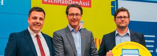 Geschäftsführer Andreas Lange (l.) und Stephan Wilmer, Projektver- antwortlicher der SAS (r.), nahmen die Urkunde von Bundesverkehrs- minister Andreas Scheuer in Berlin entgegen