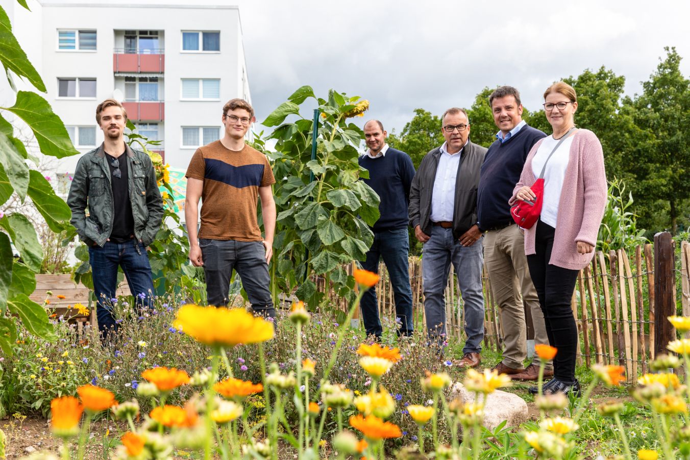 Christian Griebsch und Adrian Krüger, von der Fachgruppe Stadtentwicklung der LHS Schwerin, SAS-Außendienstmitarbeiter Sebastian Witt, die SAS-Geschäftsführer Matthias Dankert und Andreas Lange sowie Birte Rathsmann von der AWO beim Rundgang