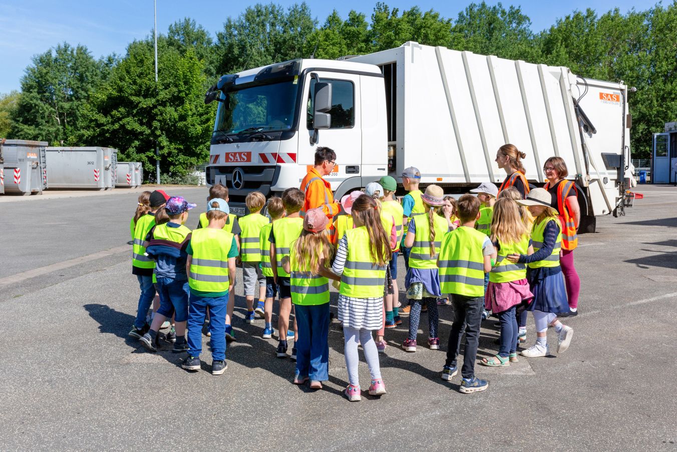 Die Schüler der Montessori-Schule Schwerin erkunden bei der SAS die Welt der Entsorgung und der Nachhaltigkeit Fotos: maxpress/Stephan Rudolph-Kramer