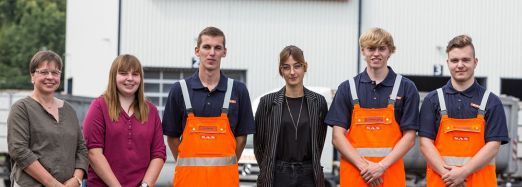 Personalverantwortliche Sabine Schröter (l.) mit den Auszubildenden