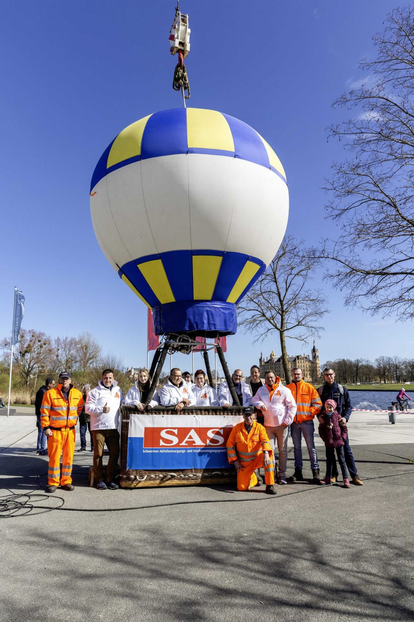 Der SAS-Ballonkran ist der Höhepunkt der Schrubberparty zum Frühjahrsputz