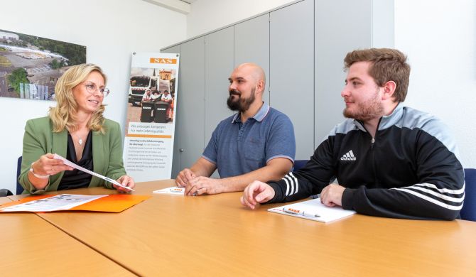 Niclas Krüger und André Sawitzki sind die neuen Auszubildenden bei der SAS. Personalverantwortliche Jacqueline Engelland freut sich über den Zuwachs