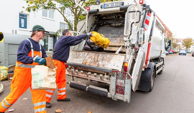V.l.: Jens Becker und Andreas Schwitkowski entrümpeln einen Stellplatz