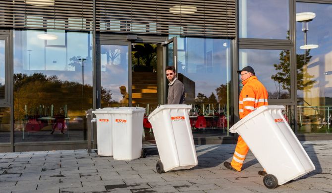 Bildungszentrum freut sich über weiße Tonnen für Sammelaktionen