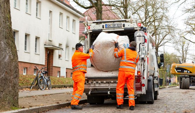 SAS-Mitarbeiter entleeren die Laubsäcke