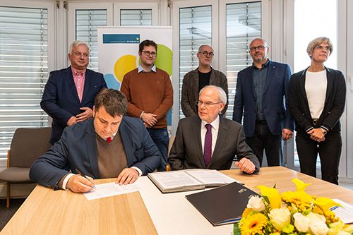 Andreas Lange (li.) unterzeichnete im November 2019 die Gründungsurkunde des Klima Allianz Schwerin e.V. Fotos: WEMAG/SRK