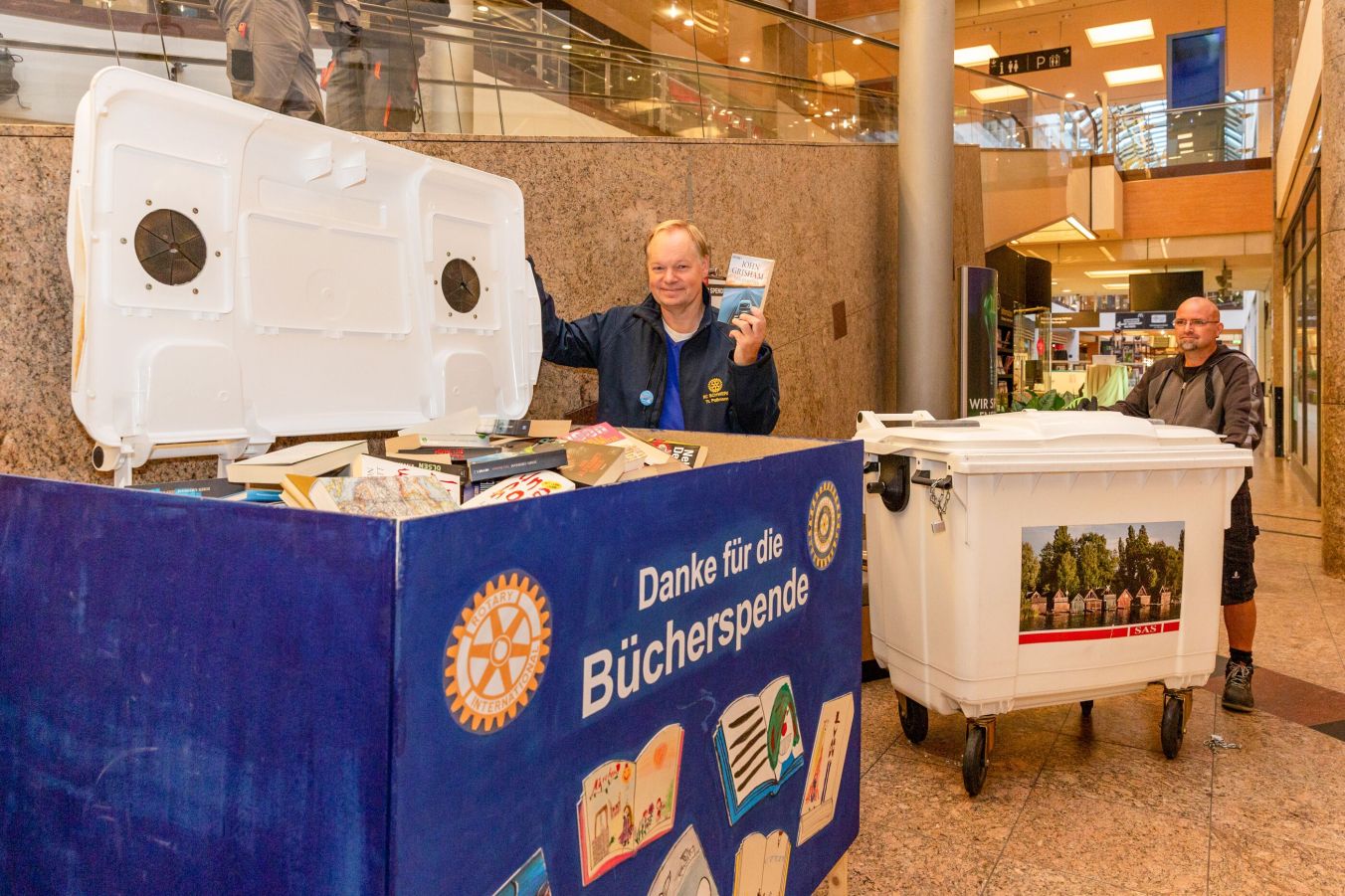 V.I.: Rotary-Club-Präsident Thorsten Pollmann und Thomas Becker von den Dreescher Werkstätten tauschen die Container mit den gesammelten Büchern aus Fotos: maxpress/srk