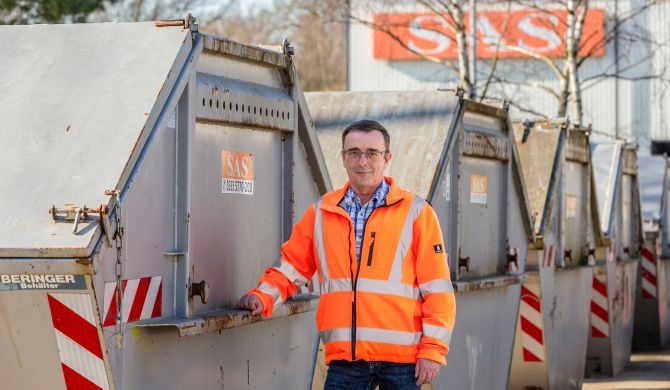 SAS-Mitarbeiter Andreas Salminger kümmert sich um die Container-Kunden, Foto: maxpress/srk