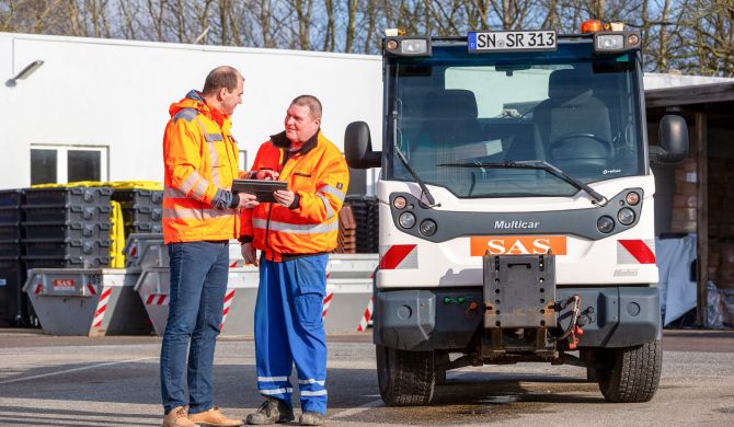 Vor dem Einsatz des Fahrzeugs bespricht  Sebastian Witt mit dem Kraftfahrer  Holger Werner (Foto, v. l.) die Besonderheiten bei der Fahrt zum Zielort.