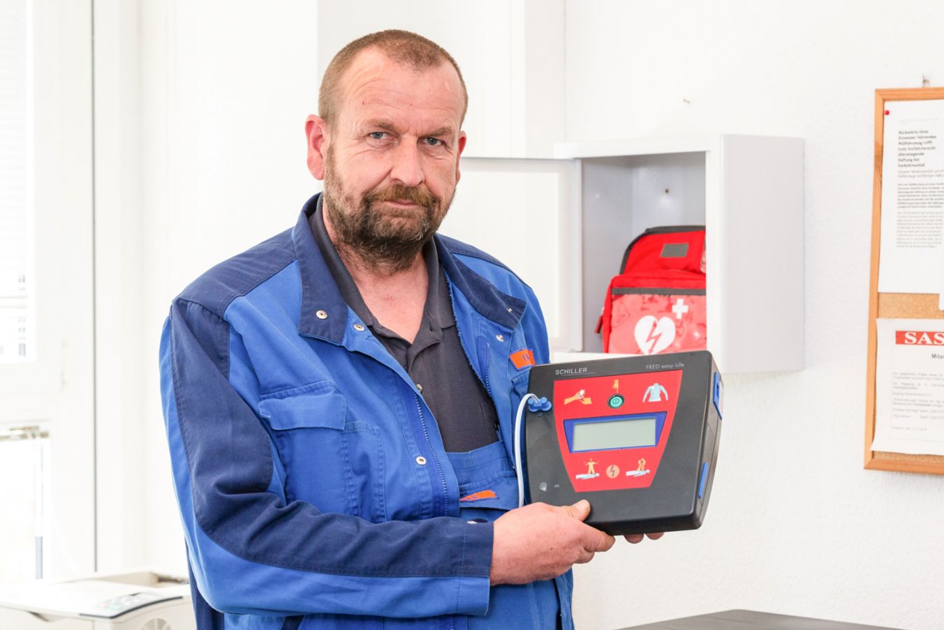 SAS-Mitarbeiter Karsten Knüppel kennt als Ersthelfer die Bedeutung des Defibrillators und kann das Gerät im Notfall einsetzen, Fotos: maxpress/srk