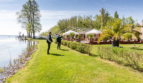 V.I.: Sebastian Witt informiert sich bei Maik Jenett über die Situation an der Seewarte am Paulsdamm	Fotos: maxpress/srk