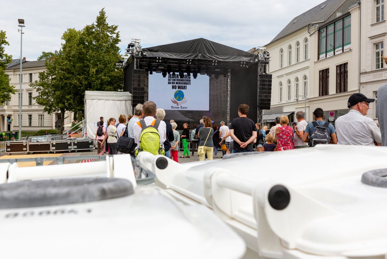 Die weißen Rollcontainer stehen bei Veranstaltungen unauffällig im Hintergrund und sind trotzdem schnell erreichbar. Fotos: maxpress/srk
