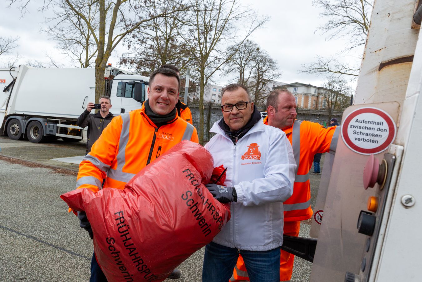 Die diesjährige Schrubberparty glich einem kleinen Volksfest. Groß und Klein kamen bei Sonnenschein auf den Bertha-Klingberg-Platz, um den Abschluss des einwöchigen Frühjahrsputzes
