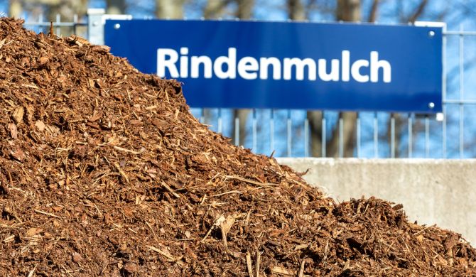 Auf dem SAS-Wertstoffhof warten Rindenmulch & Co. auf die Gartenfreunde, Foto: maxpress/srk