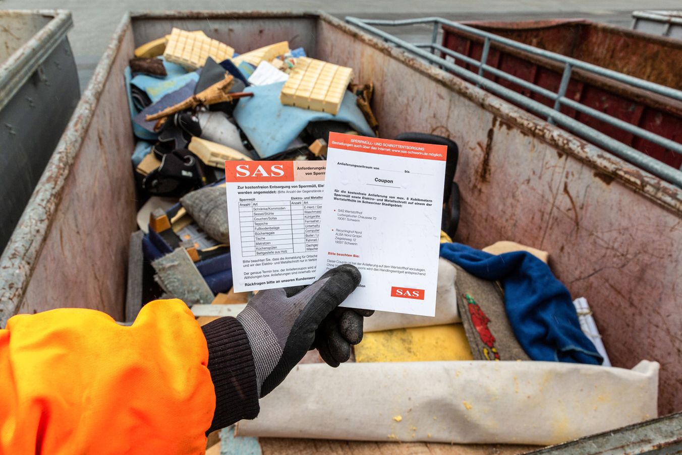 Mit einer Anforderungskarte teilen die Schweriner der SAS mit, ob sie die Selbstanlieferung oder die Abholung wünschen. Foto: Stephan-Rudolph Kramer