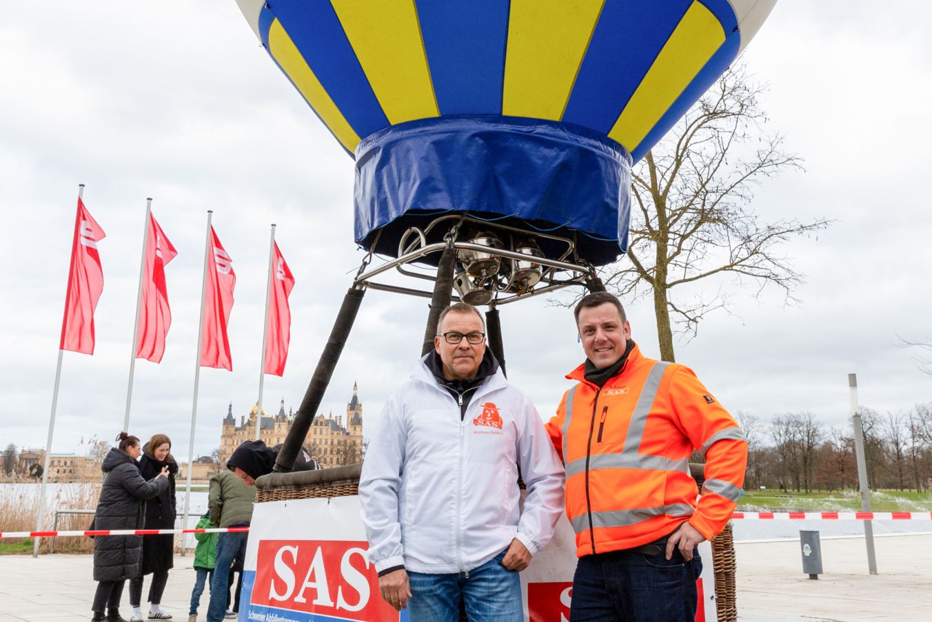 Nach dem Fegen wird gefeiert - bei der Schrubberparty warten Ballonkran sowie Spiele zum Mitmachen und Gewinnen, Foto: maxpress/srk