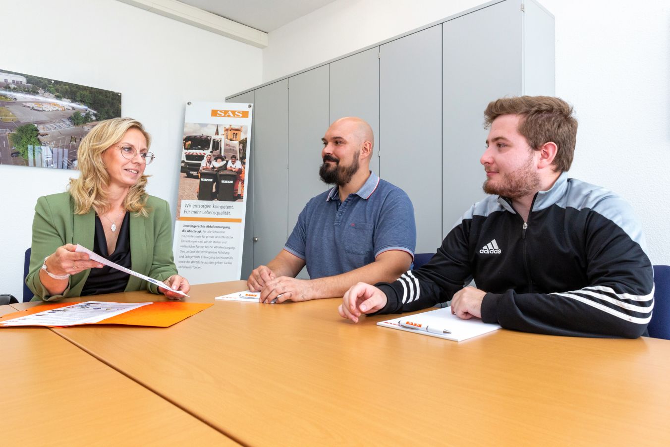 Niclas Krüger und André Sawitzki sind die neuen Auszubildenden bei der SAS. Personalverantwortliche Jacqueline Engelland freut sich über den Zuwachs