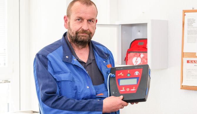 SAS-Mitarbeiter Karsten Knüppel kennt als Ersthelfer die Bedeutung des Defibrillators und kann das Gerät im Notfall einsetzen, Fotos: maxpress/srk