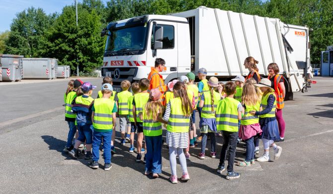 Die Schüler der Montessori-Schule Schwerin erkunden bei der SAS die Welt der Entsorgung und der Nachhaltigkeit Fotos: maxpress/Stephan Rudolph-Kramer