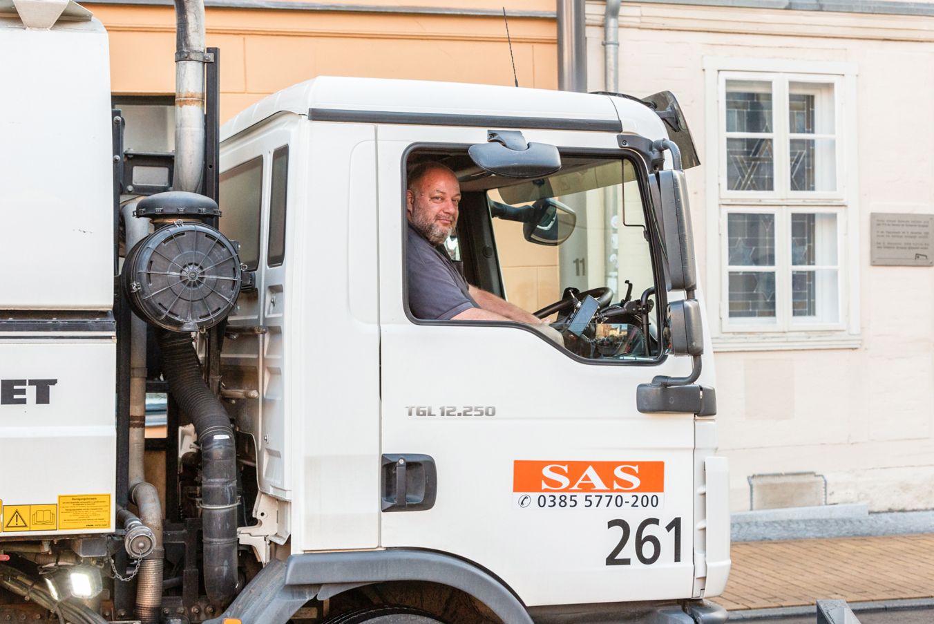 Berufskraftfahrer wie Torsten Schulz gehören zu den Frühaufstehern, die Touren für die Straßenreinigung fahren, Fotos: maxpress/srk