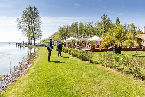 V.I.: Sebastian Witt informiert sich bei Maik Jenett über die Situation an der Seewarte am Paulsdamm	Fotos: maxpress/srk