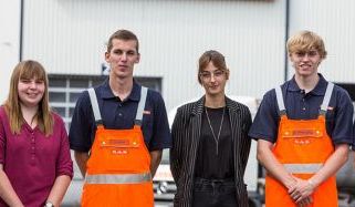 Personalverantwortliche Sabine Schröter (l.) mit den Auszubildenden
