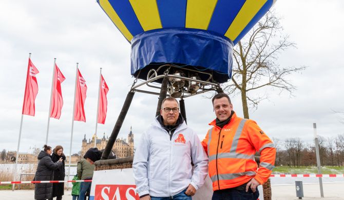 Nach dem Fegen wird gefeiert - bei der Schrubberparty warten Ballonkran sowie Spiele zum Mitmachen und Gewinnen, Foto: maxpress/srk