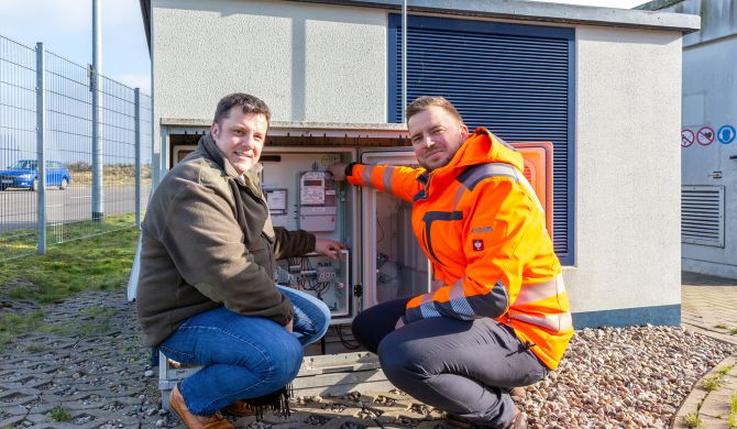 Geschäftsführer Andreas Lange (l.) und Betriebsleiter Markus Lange sind stolz auf das Ergebnis: Im vergangenen Jahr hat die SAS in ihrer Bioabfallverwertungsanlage insgesamt 3.082 Megawattstunden elektrische Energie erzeugt – so viel wie noch nie