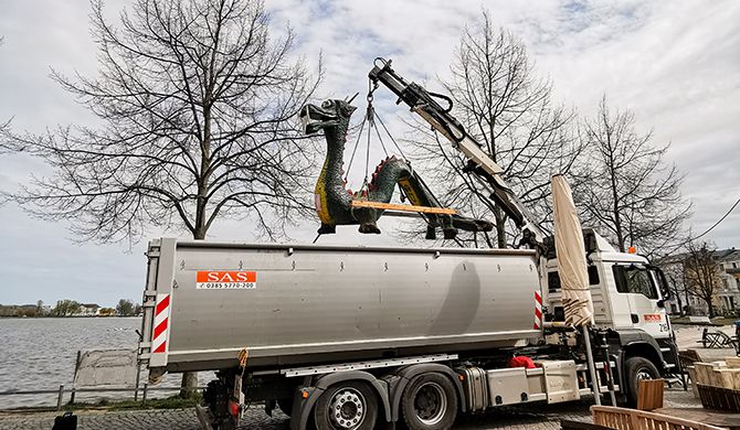 Die beliebte Holzfigur Nandolino ist mit professioneller Hilfe von ihrem Standort am Pfaffenteich abgeholt worden und soll bald ersetzt werden. Fotos: maxpress