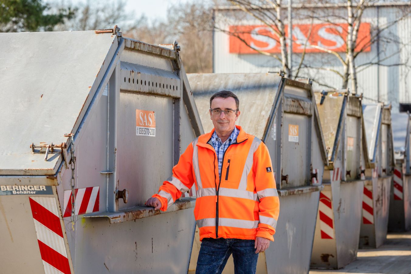 SAS-Mitarbeiter Andreas Salminger kümmert sich um die Container-Kunden, Foto: maxpress/srk