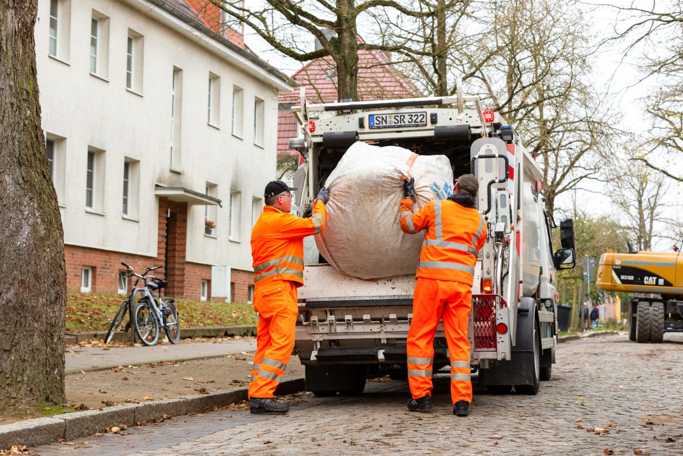 SAS-Mitarbeiter entleeren die Laubsäcke