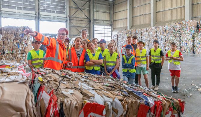 Kinder der 4. Klasse der Naturgrundschule Plate haben die SAS besucht, um etwas mehr über richtige Mülltrennung und die Verwertung der Rohstoffe zu erfahren.
