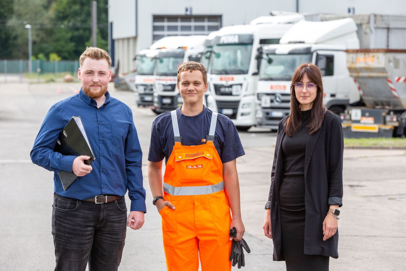 V.I.: Fritz Keller und Justin Knop beginnen ihre Ausbildung und über einen Arbeitsvertrag freut sich Zuzanna Michnowska