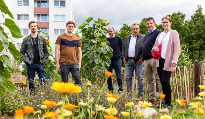Christian Griebsch und Adrian Krüger, von der Fachgruppe Stadtentwicklung der LHS Schwerin, SAS-Außendienstmitarbeiter Sebastian Witt, die SAS-Geschäftsführer Matthias Dankert und Andreas Lange sowie Birte Rathsmann von der AWO beim Rundgang