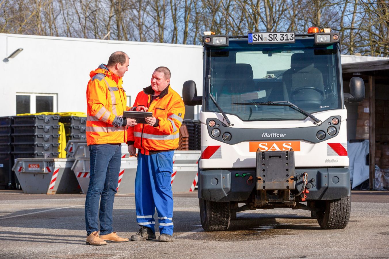 Vor dem Einsatz des Fahrzeugs bespricht  Sebastian Witt mit dem Kraftfahrer  Holger Werner (Foto, v. l.) die Besonderheiten bei der Fahrt zum Zielort.