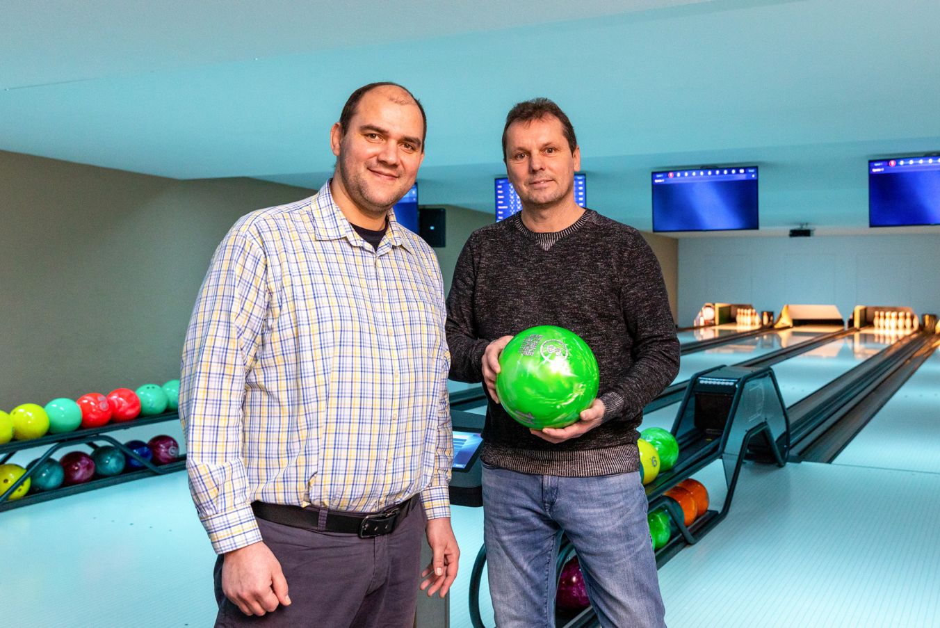 VI.: SAS-Mitarbeiter Sebastian Witt lässt sich vom Unternehmer Andreas Tews die neue Bowlingbahn im Störkrug zeigen Fotos: maxpress/srk