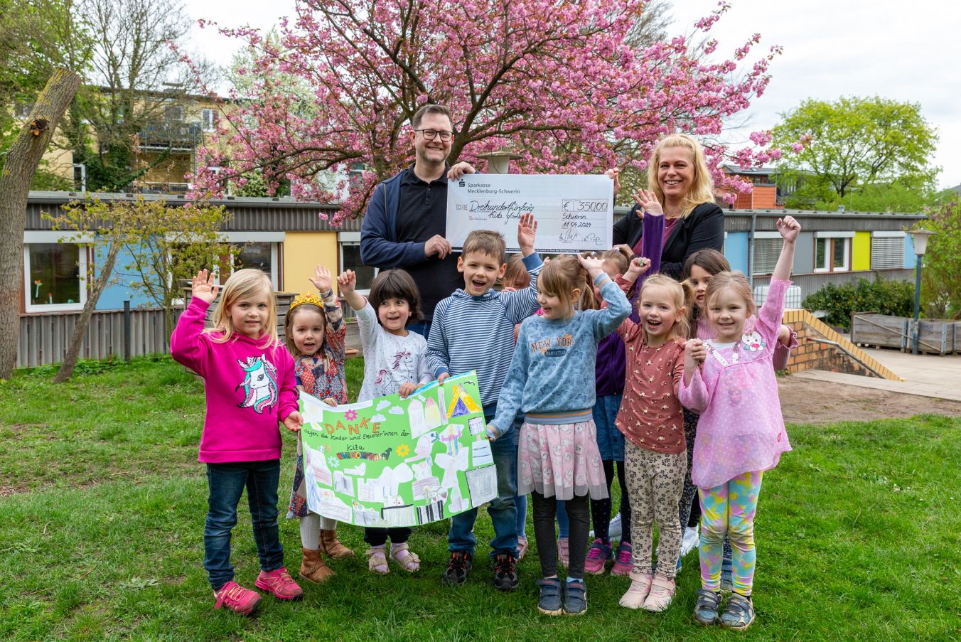 SAS spendet 350 Euro an Kita „Nandolino“ Schwerin.