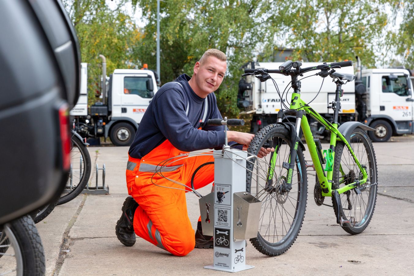 SAS-Mitarbeiter Sebastian Drews prüft den Reifendruck an seinem Mountainbike