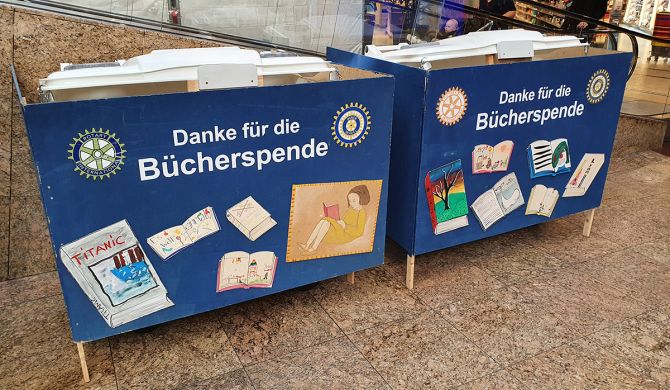 Gleich neben der Rolltreppe im Schweriner Schlossparkcenter konnten Besucher ihre Bücher für den Basar in die von der SAS zur Verfügung gestellten Behälter legen Foto: Rotary