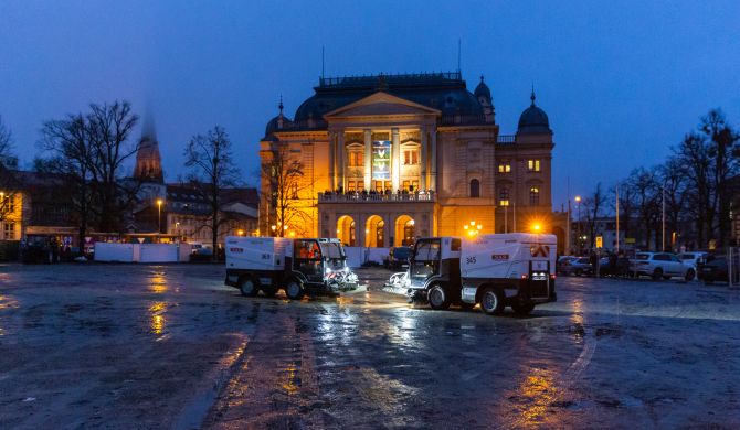 Zwei Kehrmaschinen der SAS gaben ein Pas de deux auf dem Alten Garten