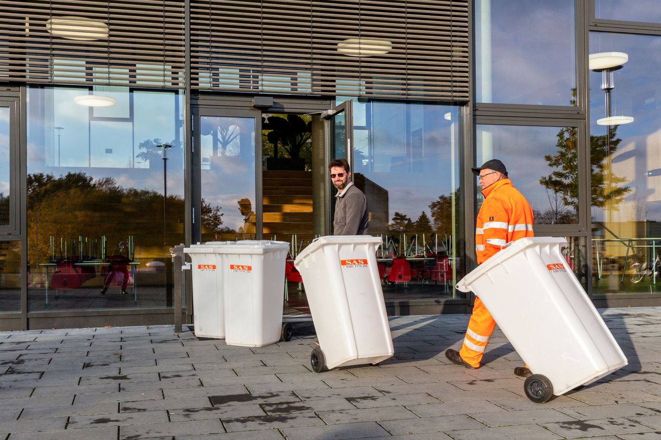 Bildungszentrum freut sich über weiße Tonnen für Sammelaktionen