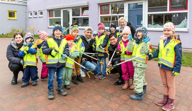 An die Zangen und los – die Kita Zwergenhaus machte sich mit den drei- bis sechsjährigen Kindern auf zur Sammelaktion. Fotos: Stephan-Rudolph Kramer