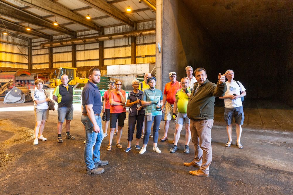 V.I.: BAVA-Betriebsleiter Markus Lange und SAS-Geschäftsführer Andreas Lange führen die ADFC-Mitglieder durch die Bioabfallverwertungsanlage Foto: maxpress/srk
