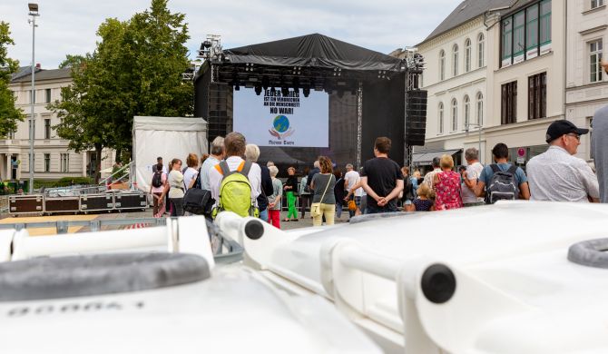 Die weißen Rollcontainer stehen bei Veranstaltungen unauffällig im Hintergrund und sind trotzdem schnell erreichbar. Fotos: maxpress/srk